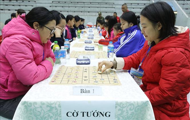 Các kỳ thủ thi đấu nội dung cờ tướng nữ trong ngày khai mạc. Ảnh: Anh Tuấn – TTXVN
