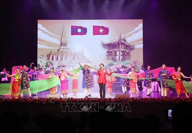 Chương trình văn nghệ chào mừng kỷ niệm 50 năm Quốc khánh nước Cộng hòa Dân chủ Nhân dân Lào (2/12/1975-2/12/2025) và 105 Ngày sinh Chủ tịch Kaysone Phonvihane. Ảnh: Lâm Khánh – TTXVN