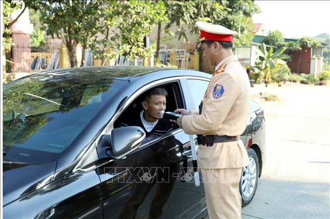 Kiểm tra nồng độ cồn của người tham gia giao thông tại Tuyên Quang. Ảnh: Quang Cường – TTXVN