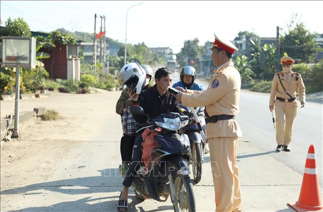 Kiểm tra nồng độ cồn của người tham gia giao thông tại Tuyên Quang. Ảnh: Quang Cường – TTXVN