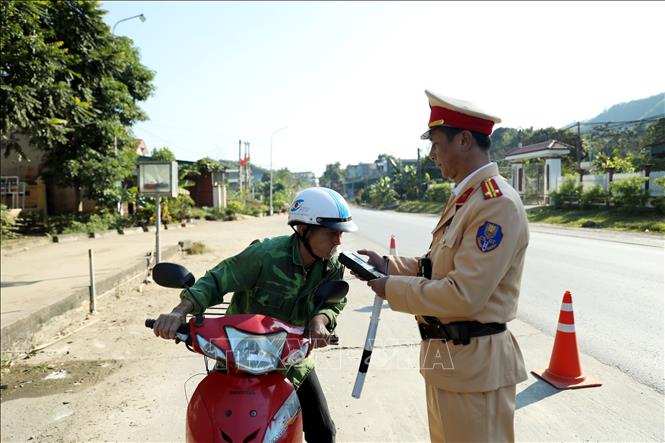 Kiểm tra nồng độ cồn của người tham gia giao thông tại Tuyên Quang. Ảnh: Quang Cường – TTXVN