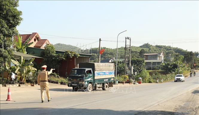 Kiểm tra các phương tiện tham gia giao thông tại Tuyên Quang. Ảnh: Quang Cường – TTXVN