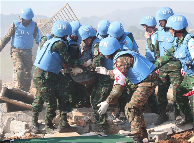 Diễn tập cấp cứu các nạn nhân, vận chuyển y tế trong vụ sập đổ công trình. Ảnh: Trọng Đức - TTXVN