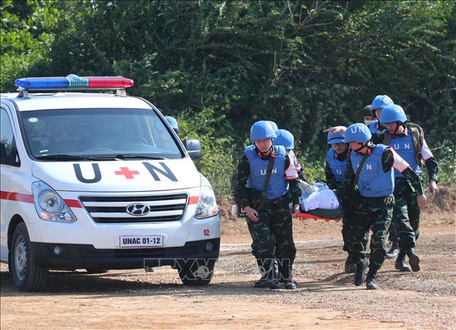 Diễn tập cấp cứu các nạn nhân, vận chuyển y tế trong vụ sập đổ công trình. Ảnh: Trọng Đức - TTXVN