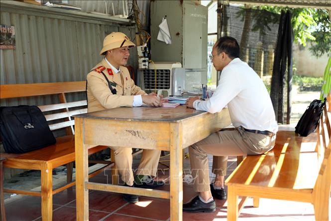 Cảnh sát giao thông Công an tỉnh Tuyên Quang lập biên bản xử lý người vi phạm trật tự an toàn giao thông. Ảnh: Quang Cường – TTXVN 
