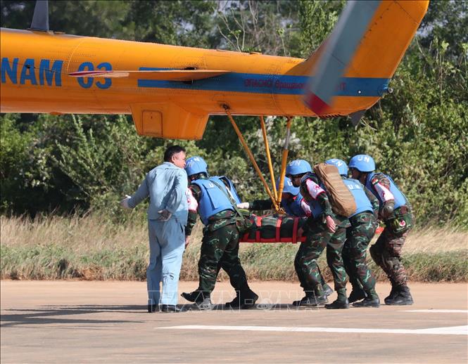Tình huống diễn tập cấp cứu các nạn nhân, vận chuyển y tế bằng đường không. Ảnh: Trọng Đức - TTXVN