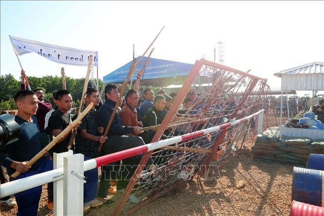 Tình huống diễn tập ứng phó với đám đông người biểu tình xông vào trụ sở. Ảnh: Trọng Đức - TTXVN