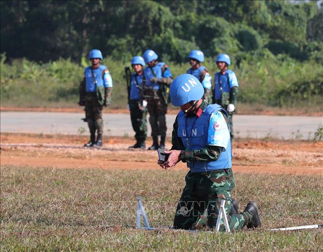 Đội công binh thực hành ra phá bom mìn, vật liệu nổ, cứu thương. Ảnh: Trọng Đức - TTXVN
