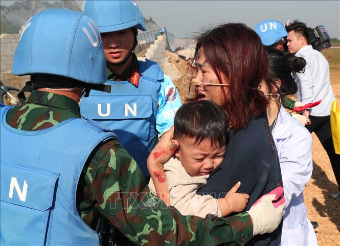 Tình huống diễn tập cứu các nạn nhân trong vụ sập đổ công trình. Ảnh: Trọng Đức - TTXVN