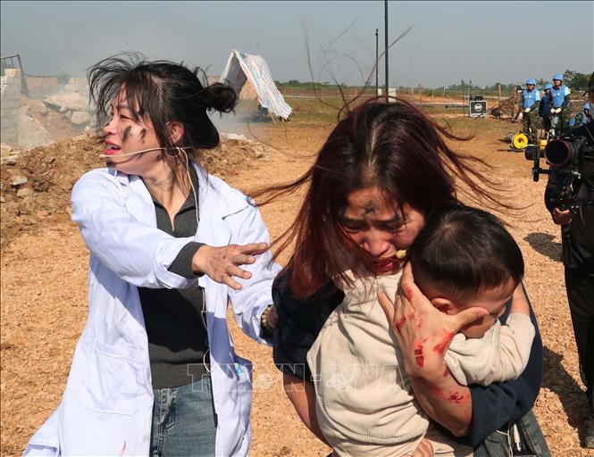 Tình huống diễn tập nạn nhân trọng vụ sập đổ công trình vừa được các lực lượng cứu thoát. Ảnh: Trọng Đức - TTXVN