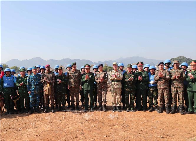 Thượng tướng Phùng Sĩ Tấn, Phó Tổng Tham mưu trưởng QĐND Việt Nam với lực lượng quân đội Việt Nam, Ấn Độ tại buổi diễn tập. Ảnh: Trọng Đức - TTXVN