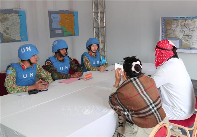 Tình huống diễn tập nhân viên Liên hợp quốc đàm phán với đại diện đám đông người biểu tình. Ảnh: Trọng Đức - TTXVN