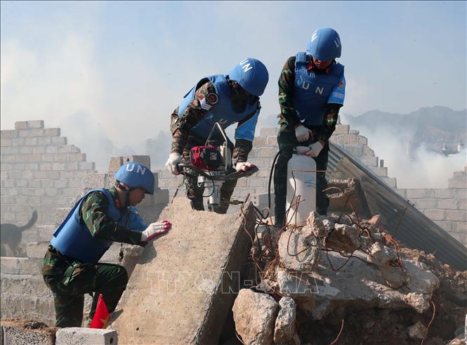 Tình huống diễn tập Đội công binh phối hợp với các lực lượng cứu trợ nạn nhân do động đất, sập đổ công trình. Ảnh: Trọng Đức - TTXVN