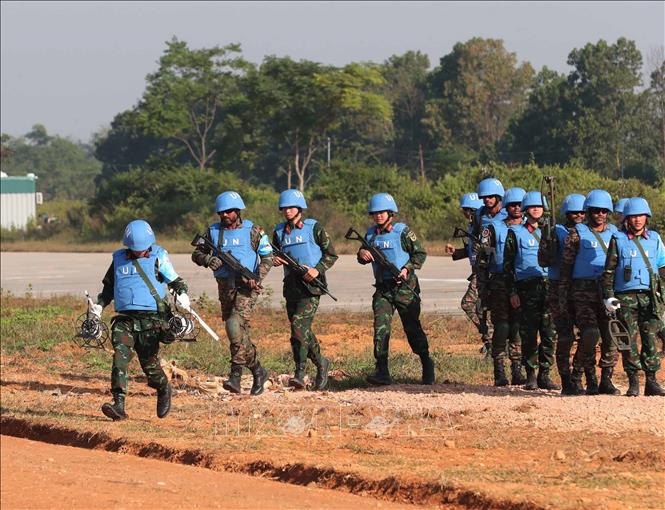 Đội công binh thực hành ra phá bom mìn, vật liệu nổ, cứu thương. Ảnh: Trọng Đức - TTXVN