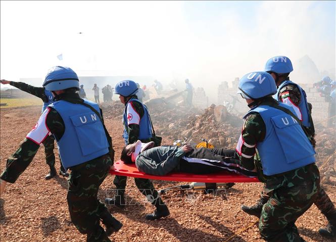 Tình huống diễn tập cứu nạn nhân trọng vụ sập đổ công trình. Ảnh: Trọng Đức - TTXVN