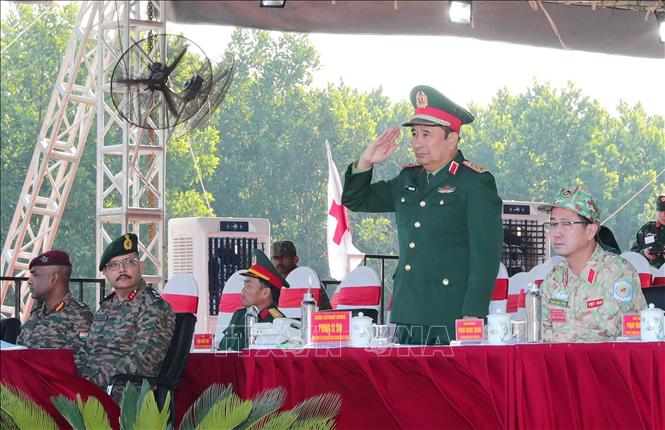 Thượng tướng Phùng Sĩ Tấn, Phó Tổng Tham mưu trưởng QĐND Việt Nam dự và chỉ đạo diễn tập. Ảnh: Trọng Đức - TTXVN