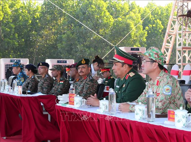 Thượng tướng Phùng Sĩ Tấn, Phó Tổng Tham mưu trưởng QĐND Việt Nam dự và chỉ đạo diễn tập. Ảnh: Trọng Đức - TTXVN