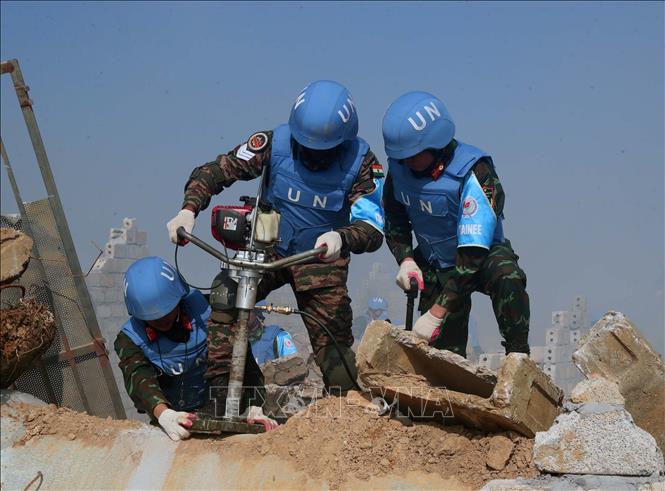 Tình huống diễn tập đội công binh phối hợp với các lực lượng cứu trợ nạn nhân do động đất, sập đổ công trình.  Ảnh: Trọng Đức - TTXVN