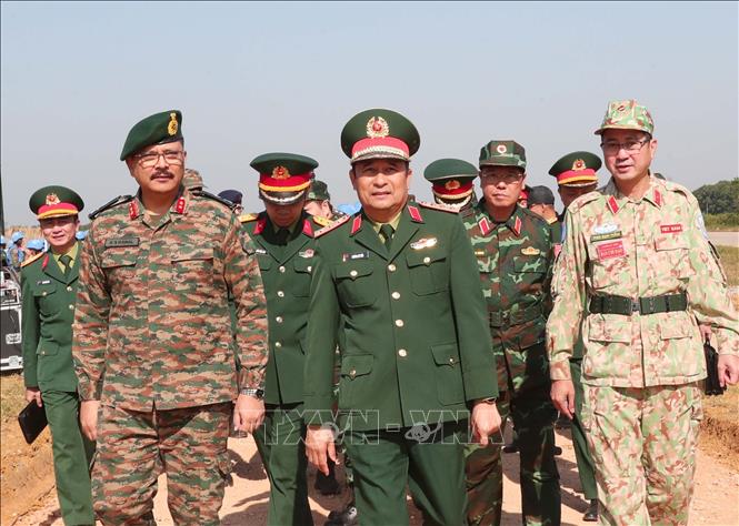 Thượng tướng Phùng Sĩ Tấn, Phó Tổng Tham mưu trưởng QĐND Việt Nam dự và chỉ đạo diễn tập. Ảnh: Trọng Đức - TTXVN