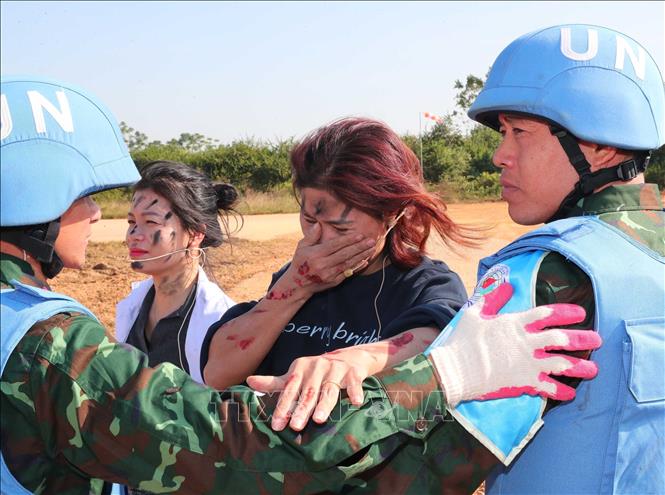 Tình huống diễn tập cứu nạn nhân trọng vụ sập đổ công trình. Ảnh: Trọng Đức - TTXVN