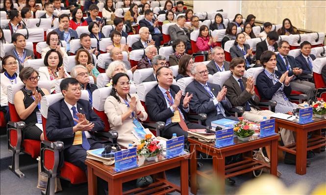 Hội thảo diễn ra trong bối cảnh Việt Nam đang triển khai Nghị quyết số 57-NQ/TW của Bộ Chính trị về đột phá phát triển khoa học, công nghệ, đổi mới sáng tạo và chuyển đổi số; Nghị quyết số 71-NQ/TW của Bộ Chính trị về đột phá phát triển giáo dục và đào tạo. Ảnh: Thanh Tùng - TTXVN
