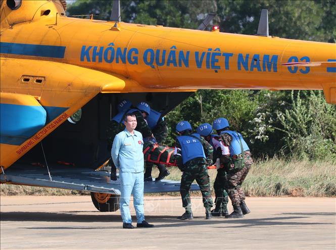 Cấp cứu các nạn nhân, vận chuyển y tế bằng đường không. Ảnh: Trọng Đức - TTXVN