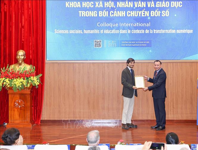 Trao Thư cảm ơn Đại sứ quán Pháp tại Việt Nam đã đồng hành, hỗ trợ tổ chức hội thảo. Ảnh: Thanh Tùng - TTXVN