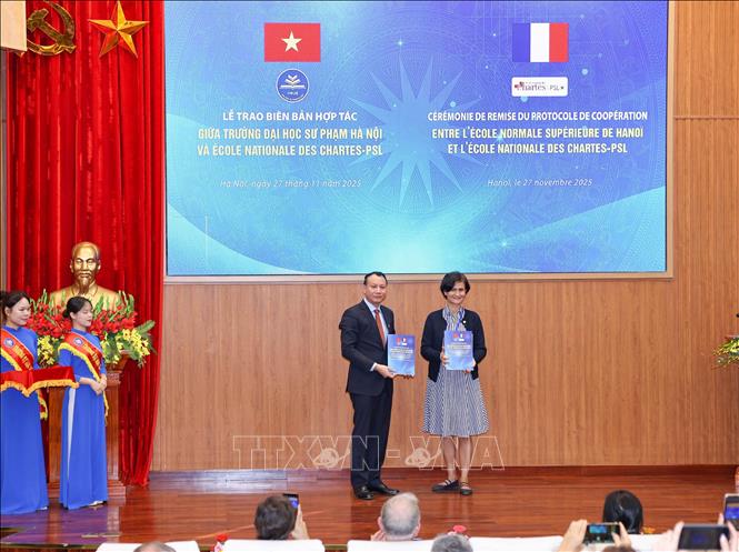 Trường Đại học Sư phạm Hà Nội cùng Trường Quốc gia Văn bản học, Lưu trữ và Nhân văn số - Đại học Paris (École nationale des chartes (ENC) - PSL) trao biên bản hợp tác, xác lập thoả thuận hợp tác đối tác chiến lược nhằm thúc đẩy sự hợp tác nâng cao chất lượng đào tạo và nghiên cứu khoa học của cả hai trường. Ảnh: Thanh Tùng - TTXVN