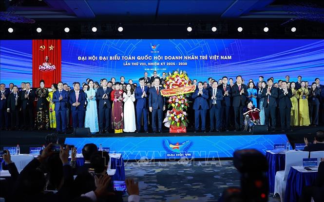 Thủ tướng Phạm Minh chúc mừng Trung ương Hội Doanh nhân trẻ Việt Nam lần thứ VIII, nhiệm kỳ 2025-2030. Ảnh: Dương Giang-TTXVN
