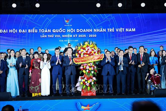 Thủ tướng Phạm Minh chúc mừng Trung ương Hội Doanh nhân trẻ Việt Nam lần thứ VIII, nhiệm kỳ 2025-2030. Ảnh: Dương Giang-TTXVN

