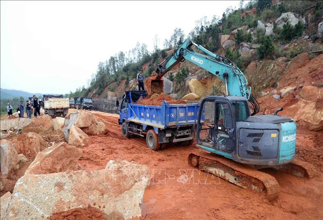 Lực lượng chức năng huy động phương tiện san hốt đất đá trên tuyến đường ven biển ĐT.547 thuộc địa phận xã Kỳ Xuân, tỉnh Hà Tĩnh. Ảnh: Công Tường-TTXVN