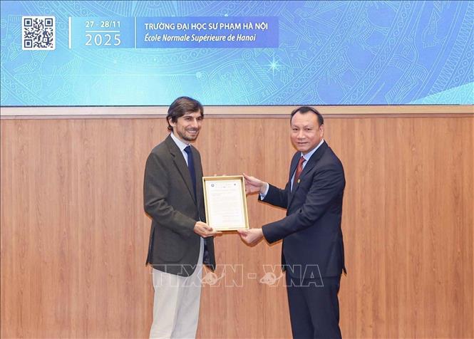 Trao Thư cảm ơn Đại sứ quán Pháp tại Việt Nam đã đồng hành, hỗ trợ tổ chức hội thảo. Ảnh: Thanh Tùng - TTXVN