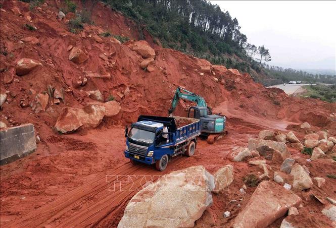 Lực lượng chức năng huy động phương tiện san hốt đất đá trên tuyến đường ven biển ĐT.547 thuộc địa phận xã Kỳ Xuân, tỉnh Hà Tĩnh. Ảnh: Công Tường-TTXVN