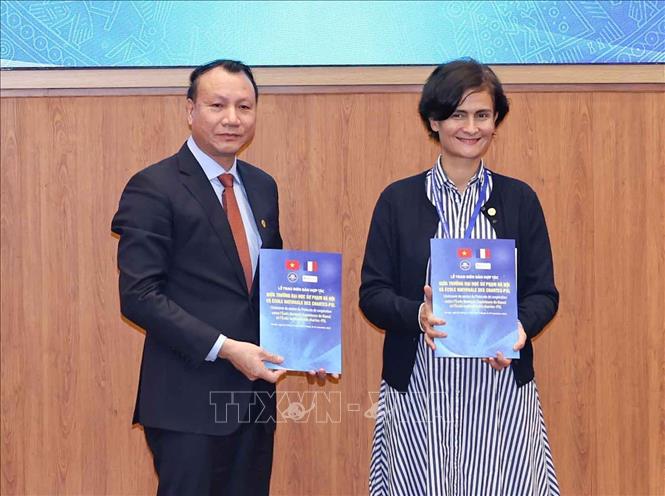 Trường Đại học Sư phạm Hà Nội cùng Trường Quốc gia Văn bản học, Lưu trữ và Nhân văn số - Đại học Paris (École nationale des chartes (ENC) - PSL) trao biên bản hợp tác, xác lập thoả thuận hợp tác đối tác chiến lược nhằm thúc đẩy sự hợp tác nâng cao chất lượng đào tạo và nghiên cứu khoa học của cả hai trường. Ảnh: Thanh Tùng - TTXVN