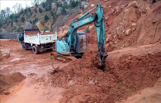 Lực lượng chức năng huy động phương tiện san hốt đất đá trên tuyến đường ven biển ĐT.547 thuộc địa phận xã Kỳ Xuân, tỉnh Hà Tĩnh. Ảnh: Công Tường-TTXVN