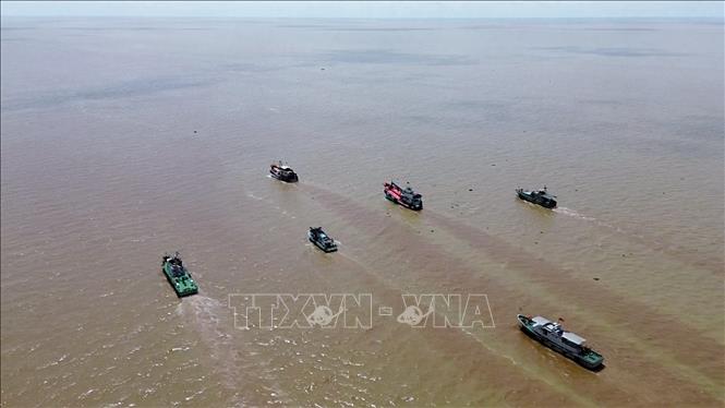 Thực hành xử lý tình huống diễn tập, đẩy đuổi các tàu cá nước ngoài xâm phạm vùng biển thành phố Cần Thơ. Ảnh: TTXVN phát