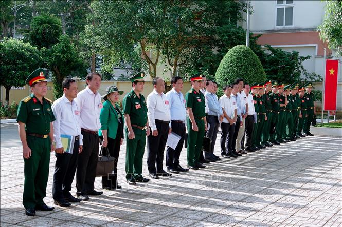 Các đại biểu tham quan nội dung hạ đạt mệnh lệnh hành quân cơ động lực lượng ra khu căn cứ chiến đấu. Ảnh: Trung Kiên - TTXVN