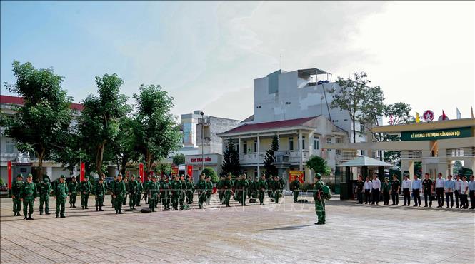 Hạ đạt mệnh lệnh hành quân cơ động lực lượng ra khu căn cứ chiến đấu. Ảnh: Trung Kiên - TTXVN