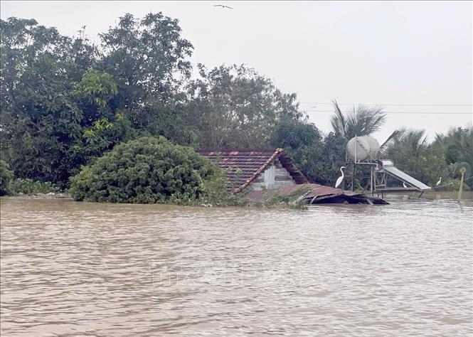Hơn 100 căn nhà tại xã Nam Đà bị ngập trong đợt mưa lũ kỷ lục. Ảnh: TTXVN phát