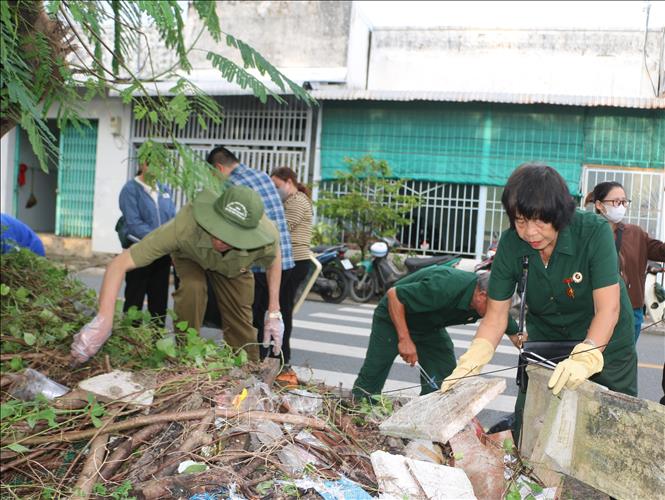 Các lực lượng đoàn thể trực thuộc Ủy ban MTTQ Việt Nam phường Bạc Liêu (tỉnh Cà Mau) tiến hành thu dọn  rác thải sinh hoạt, tạo cảnh quan môi trường xanh - sạch - đẹp. Ảnh: Tuấn Kiệt – TTXVN