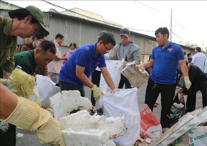 Hoạt động thu gom, dọn sạch rác thải sinh hoạt, tạo cảnh quan môi trường xanh - sạch - đẹp được Ủy ban MTTQ Việt Nam phường Bạc Liêu (tỉnh Cà Mau) tiến hành định kỳ mỗi tuần 2 lần, đến hết tháng 12/2025.  Ảnh: Tuấn Kiệt – TTXVN 