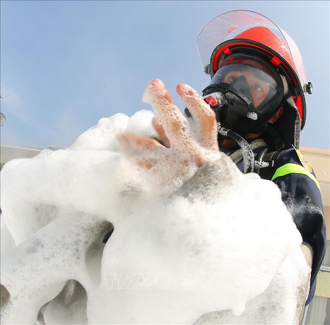 Chiến sỹ tham gia buổi diễn tập xử lý tình huống tập trung đông người gây rối an ninh, trật tự và bạo loạn, chữa cháy, cứu nạn, cứu hộ phường Vị Thanh năm 2025. Ảnh: Duy Khương – TTXVN