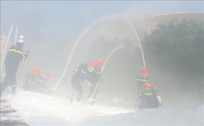 Diễn tập xử lý tình huống tập trung đông người gây rối an ninh, trật tự và bạo loạn, chữa cháy, cứu nạn, cứu hộ phường Vị Thanh năm 2025. Ảnh: Duy Khương - TTXVN 