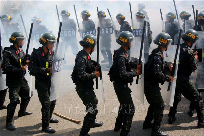 Diễn tập xử lý tình huống tập trung đông người gây rối an ninh, trật tự và bạo loạn, chữa cháy, cứu nạn, cứu hộ phường Vị Thanh năm 2025. Ảnh: Duy Khương – TTXVN