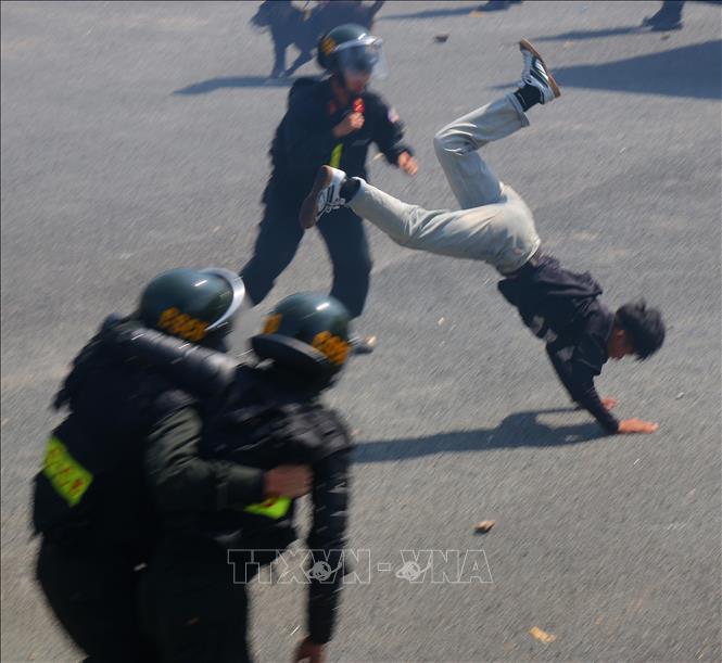 Diễn tập xử lý tình huống tập trung đông người gây rối an ninh, trật tự và bạo loạn, chữa cháy, cứu nạn, cứu hộ phường Vị Thanh năm 2025. Ảnh: Duy Khương – TTXVN