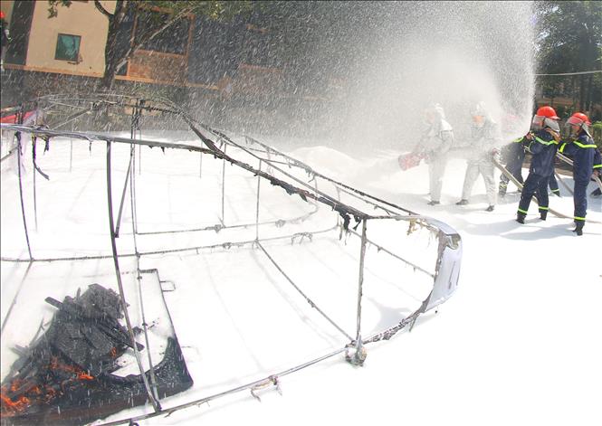 Diễn tập xử lý tình huống tập trung đông người gây rối an ninh, trật tự và bạo loạn, chữa cháy, cứu nạn, cứu hộ phường Vị Thanh năm 2025. Ảnh: Duy Khương – TTXVN