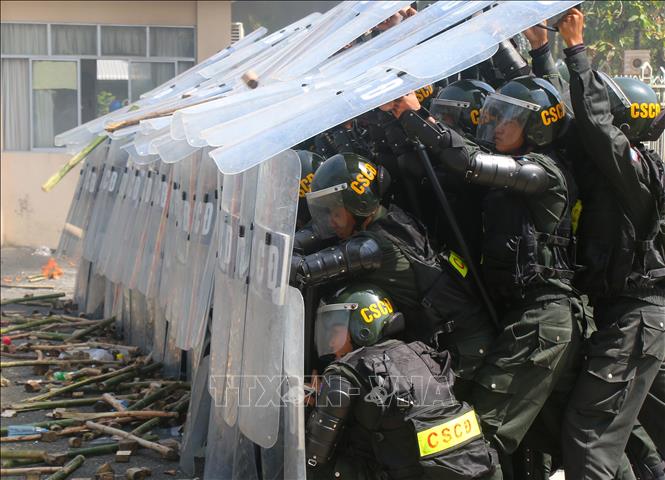 Diễn tập xử lý tình huống tập trung đông người gây rối an ninh, trật tự và bạo loạn, chữa cháy, cứu nạn, cứu hộ phường Vị Thanh năm 2025. Ảnh: Duy Khương – TTXVN