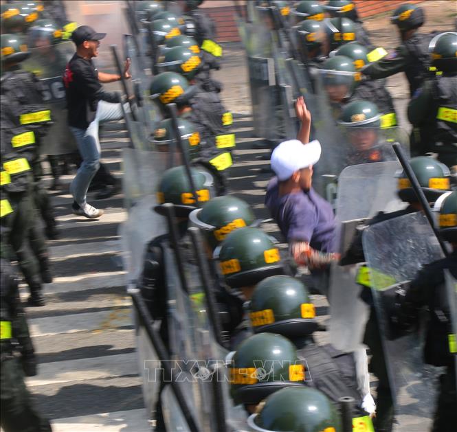 Diễn tập xử lý tình huống tập trung đông người gây rối an ninh, trật tự và bạo loạn, chữa cháy, cứu nạn, cứu hộ phường Vị Thanh năm 2025. Ảnh: Duy Khương – TTXVN