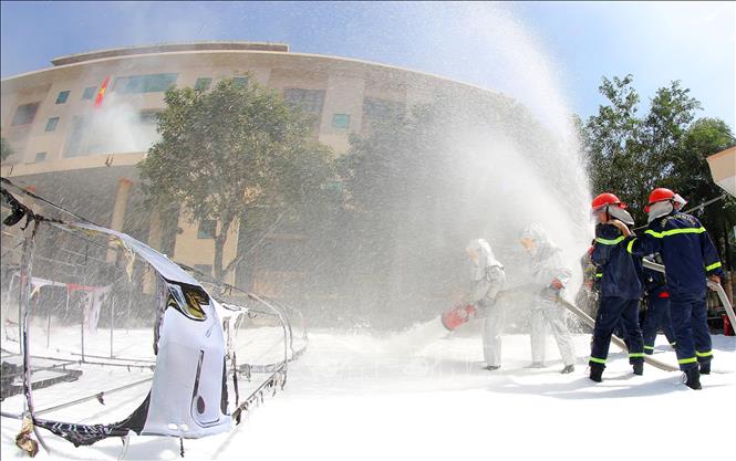 Diễn tập xử lý tình huống tập trung đông người gây rối an ninh, trật tự và bạo loạn, chữa cháy, cứu nạn, cứu hộ phường Vị Thanh năm 2025. Ảnh: Duy Khương – TTXVN