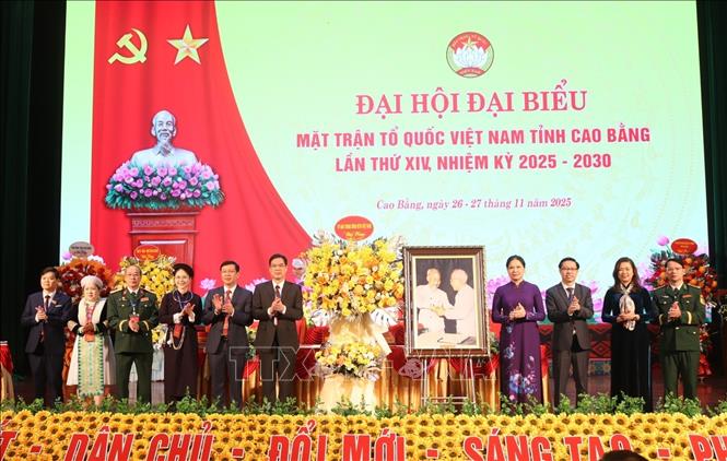 Phó Chủ tịch Uỷ ban Trung ương MTTQ Việt Nam Hà Thị Nga tặng hoa chúc mừng Đại hội. Ảnh: Quốc Đạt-TTXVN.